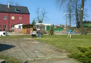 Przygotowania do sezonu 2015 - porządkowanie trawników Przygotowania do sezonu 2015 - porządkowanie trawników