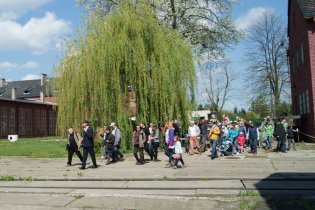 Dzień otwarty maj 2015 - Janek prowadzi grupę przez dziedziniec