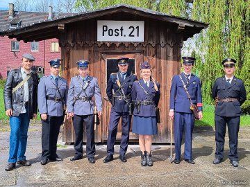 Grupy rekonstrukcji historycznej 13. Batalion, Sojusz i Cyrk w trakcie sesji zdjęciowej na terenie Parowozowni.