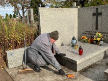 Kwatera grobów pensjonariuszy Domu Wysłużonego Kolejarza w Milanówku, sprzątanie symbolicznego grobu