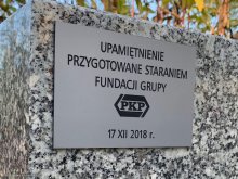 Kwatera grobów pensjonariuszy Domu Wysłużonego Kolejarza w Milanówku, tabliczka pamiątkowa