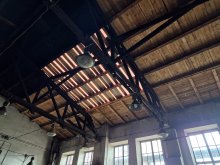 Remont dachu hali maszyn, połać dachowa w trakcie wymiany, widok z wnętrza